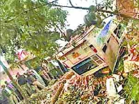 Tourist bus turnaround, two deaths, 14 injured
